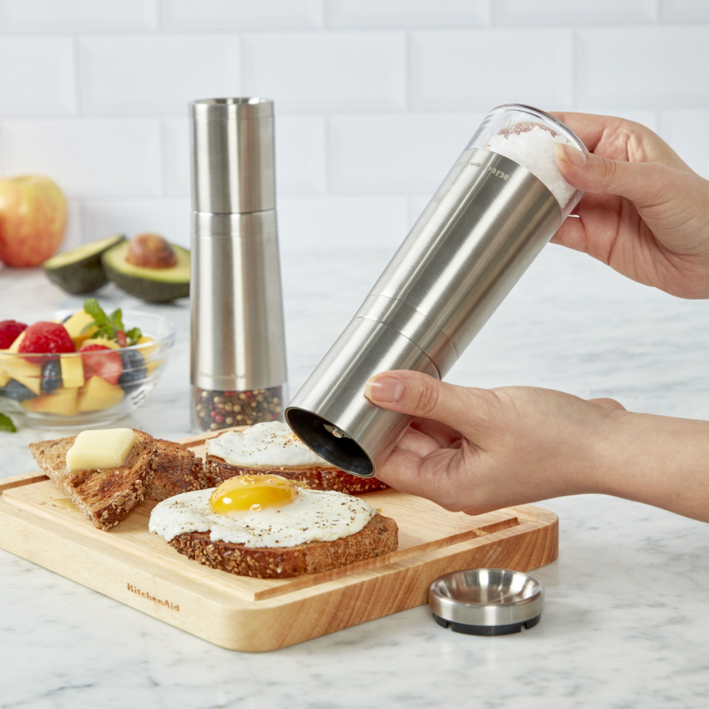 KitchenAid sāls un piparu dzirnaviņas komplekts